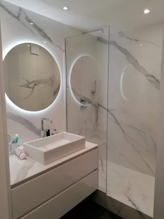 Pose de salle de bain sur mesure avec céramique et vasque murale grise, Houilles, PROJET CONSTRUCTION
